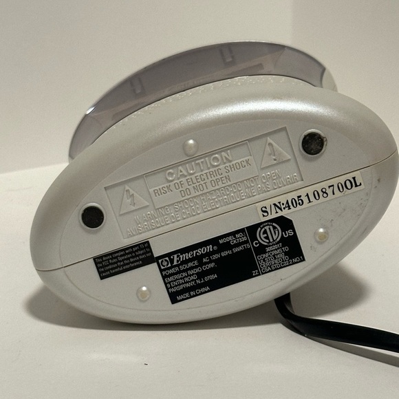 EMERSON Radio Alarm Clock AM/FM Radio Pearl
White Red LCD Display - Picture 6 of 9